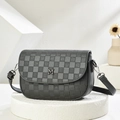 Borsa a tracolla grigia a scacchi con logo M in argento su piedistallo bianco puro - Grigio