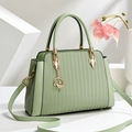 Borsa a mano verde menta in pelle PU plissettata con ciondolo a luna e manico tondo - 30x21x11cm / Verde Scuro