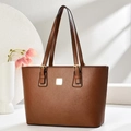 Borsa tote minimalista in pelle marrone con dettagli dorati su un display bianco - Giallo Terra