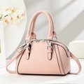 Bolso Boston rosa de cuero granulado con asas superiores y correa de hombro ajustable - Rosa