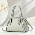 Detalle de bolso de mano en cuero granulado gris claro con herrajes plateados y asas top - Gris