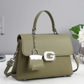 Salbeigrüne quadratische Handtasche aus Leder mit Kristall-G-Logo und Rautensteppung - Grün