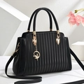 Sac à main noir plissé avec pendentif ballerine doré et bandoulière réglable - Noir
