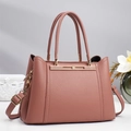 Dettaglio borsa in pelle lilla con finiture dorate e tracolla regolabile rimovibile - Rosa