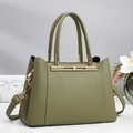 Borsa a mano verde oliva in pelle martellata con finiture dorate e tracolla rimovibile - Verde
