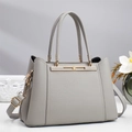 Elegante borsa a mano da donna in pelle grigia martellata con dettagli dorati e tracolla - Grigio