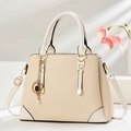 Sac à main tissé beige chic avec poignées en cuir blanc et pendentif trèfle doré - Blanc Cassé Style 2 (Texture Tissée)