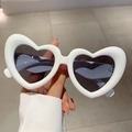 Schicke weiße herzförmige Sonnenbrille mit dunkelgrauen Gläsern für einen modischen Look - Weißer Rahmen Graue Gläser