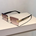Detalle macro de gafas de sol cuadradas sin montura con lentes degradadas en violeta - Marco Dorado Lentes Marrón Degradado