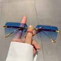 Primer plano de gafas de sol cuadradas sin montura con cristales azules degradados - Azul Degradado