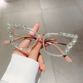 Dettaglio occhiali cat-eye con strass di cristallo e aste con marchio CE - Montatura Tè Trasparente Aste Cachi