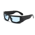 Primer plano de gafas cyberpunk con montura negra gruesa y cristales azul claro - Montura Negra Lentes Azules