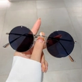 Lunettes de soleil rondes rétro avec monture en métal argenté et verres noirs foncés - Monture Argentée Verres Gris Noir