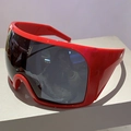 Détail de lunettes de soleil futuristes rouges enveloppantes avec une monture profilée - Monture Rouge Verres Gris