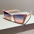 Occhiali da sole cat-eye rosa con lenti sfumate blu e rosa su espositore grigio - Montatura Rosa Lenti Rosa Accessori Rosa