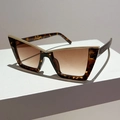 Dettaglio occhiali da sole cat-eye tartarugati con barra dorata e lenti sfumate - Montatura Leopardata Lenti Te Accessori Oro