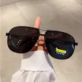 Primer plano de gafas de sol aviador polarizadas con pegatina amarilla de lentes de conducción - Puente Negro Lentes Gris Negro (Polarizadas)