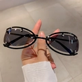 Lunettes de soleil ovales Y2K sans monture avec cadre noir et rivets argent - Gris Foncé