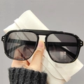Lunettes de soleil carrées noires avec verres dégradés gris et rivets métalliques - Monture Noire Verres Gris