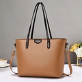 Grande borsa tote vintage in pelle marrone con manici neri e logo argento raffinato - Cachi
