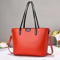 Grande borsa tote rossa in ecopelle con manici neri e tracolla regolabile - Rosso