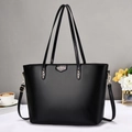 Grande borsa tote nera con tracolla regolabile e finitura opaca testurizzata - Nero