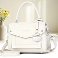 Détail du sac à main en cuir blanc cassé avec logo argenté et décor marguerite - Blanc Cassé