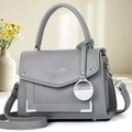 Sac à main chic en cuir gris grainé avec détails argentés et bandoulière réglable - Gris