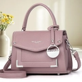 Sac bandoulière en cuir PU rose avec texture litchi et pendentif en métal argenté - Violet