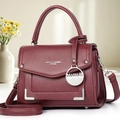 Détails du sac à main en cuir rouge foncé avec logo argenté et breloque en métal - Rouge