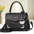 Détail d'un sac bandoulière noir avec logo argenté et texture en cuir grainé - Noir