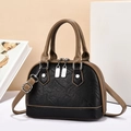 Borsa a conchiglia bicolore alla moda in ecopelle con texture increspata e dettagli argento - Nero