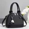 Klassische schwarze Dome-Tasche mit Webstruktur, Silberbeschlägen und Herzanhänger - Schwarz