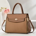 Borsa a mano marrone intrecciata con chiusura a rotazione dorata su sfondo elegante - Marrone