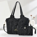 Détail de l'ensemble cabas et pochette en cuir froissé noir avec motif doré - Noir