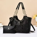 Dettaglio della borsa tote nera pitonata con catena dorata e pochette coordinata - Nero
