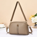 Borsa a tracolla da donna in pelle litchi marrone con doppia zip e dettagli dorati - Cachi