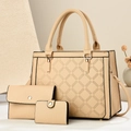 Dreiteiliges Taschen-Set in Apricot mit strukturiertem Kunstleder und Golddekor - Khaki