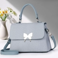 Borsa a tracolla azzurra con chiusura a farfalla argentata e tracolla rimovibile - Blu Chiaro (Fibbia Argento)