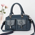 Détail du sac à main en cuir synthétique bleu avec texture grainée et poches à rabat - Bleu