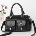 Détail du sac à main en cuir noir grainé avec deux poches avant bouclées et finitions argentées - Noir