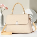 Detail der cremefarbenen gewebten Schultertasche mit elegantem silbernem LL Drehverschluss - Gelb