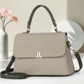 Elegante borsa a tracolla intrecciata in kaki e pelle verde con fibbia in metallo JL - Verde