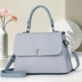 Hellblaue strukturierte gewebte Handtasche mit silbernem JL-Logo für Damenmode - Blau