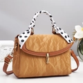 Elegante borsa a tracolla color cammello con chiusura dorata e manico con foulard - Giallo Terra