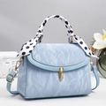 Borsa a tracolla azzurra con trama marmorizzata e manici avvolti da foulard di seta - Blu