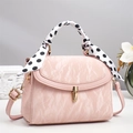 Elegante borsa a tracolla rosa chiaro trama marmo con sciarpa decorativa e fibbia oro - Rosa
