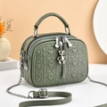 Borsa a tracolla verde trapuntata a cuore con ciondolo a orso e catena da donna - Verde