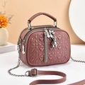 Dettaglio borsa in pelle PU rosa polvere con trapuntatura a cuore e ciondolo a orsetto - Rosa Polvere