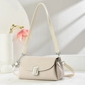 Dettaglio della borsa a tracolla beige intrecciata con chiusura metallica rettangolare argento - Bianco
